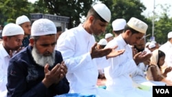 FILE - Muslims praying in Kolkata, India, during the biggest annual Islamic festival of Eid al Fitr, April 22, 2023. (Shaikh Azizur Rahman/VOA)