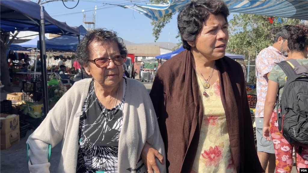 Mami Nena va al centro de su ciudad junto a su hija y nieto para hacer las compras del hogar. En el camino vecinos y vecinas la saludan y la reconocen por sus videos jugando Free Fire.