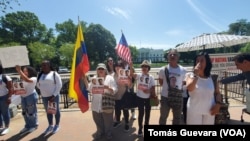 Miembros de la Campaña Colombia Fuera de Colombia se reúnen frente a la Casa Blanca para exigir se apruebe la Salida Forzosa Diferida a colombianos indocumentados.