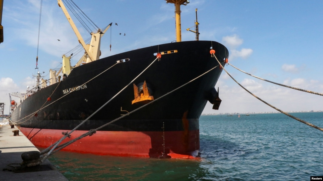 Kapal kargo curah berbendera Yunani Sea Champion berlabuh di Pelabuhan Aden, Yaman, di mana kapal tersebut tiba setelah diserang di Laut Merah oleh milisi Houthi, 21 Februari 2024. (Foto: Reuters)