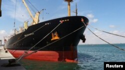 Kapal kargo berbendera Yunani Sea Champion berlabuh di pelabuhan Aden, Yaman, setelah diserang rudal Houthi di Laut Merah, 21 Februari 2024. (Foto: Reuters)