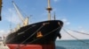 Kapal kargo Sea Champion berbendera Yuniani berlabuh di pelabuhan Aden, Yaman, setelah diserah ketika berlayar di Laut Merah pada 21 Februari 2024. (Foto: Reuters/Fawaz Salman)