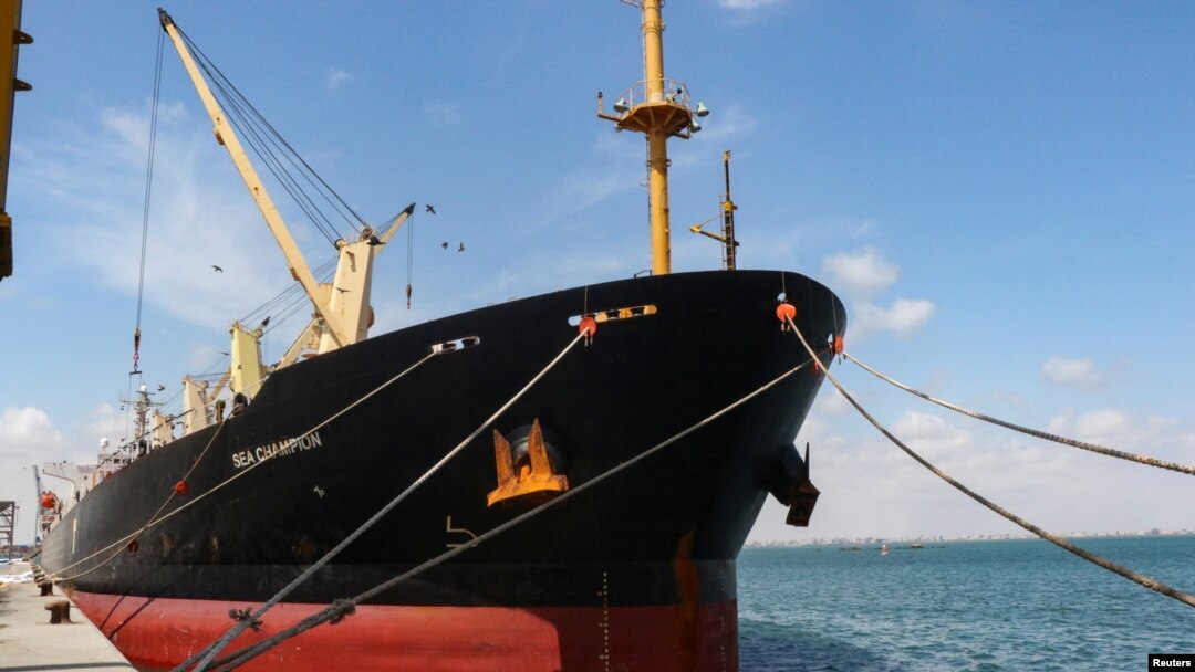 Kapal kargo Sea Champion berbendera Yuniani berlabuh di pelabuhan Aden, Yaman, setelah diserah ketika berlayar di Laut Merah pada 21 Februari 2024. (Foto: Reuters/Fawaz Salman)