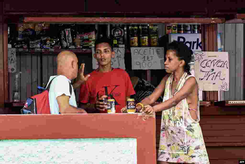 Las personas consumen cervezas en n negocio privado en La Habana, la capital de Cuba, el 6 de junio de 2023.