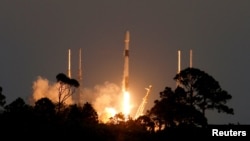 스페이스X의 ‘팰컨(Falcon)' 9호 로켓이 지난 2월 미국 플로리다주 케이프커내버럴에서 발사되고 있다. (자료사진)