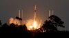 Roket SpaceX Falcon 9 lepas landas dengan muatan 21 satelit internet Starlink dari Stasiun Angkatan Luar Angkasa Cape Canaveral di Cape Canaveral, Florida, 27 Februari 2023. (Foto: Reuters)