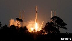 Roket SpaceX Falcon 9 lepas landas dengan muatan 21 satelit internet Starlink dari Stasiun Angkatan Luar Angkasa Cape Canaveral di Cape Canaveral, Florida, 27 Februari 2023. (Foto: Reuters)