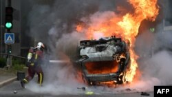 U predgrađu Parisa, Nanterreu, paljeni su automobili, 29. juni 2023.