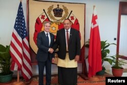 Menteri Luar Negeri AS Antony Blinken berjabat tangan dengan Perdana Menteri Tonga Hu'akavameiliku Siaosi di Nuku'alofa, Tonga, 26 Juli 2023. (UPOU VAIPULU/Pool via REUTERS)