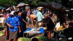 သီရိလင်္ကာနိုင်ငံ ကိုလုံဘိုမြို့က ဈေးတခုမှာ အသီးအရွက်ဝယ်နေကြသူများ (ဒီဇင်ဘာ ၁၃၊ ၂၀၂၃)