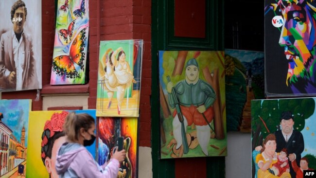 Las obras de Botero no solo se exponen en diferentes partes del mundo, sino que quienes visitan Medellín se llevan réplicas que se venden por las calles.