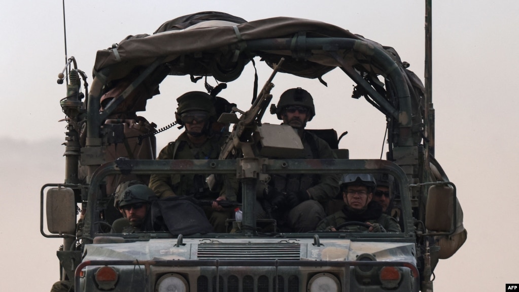 一辆载有以色列士兵的军车在以色列和加沙的边境附近行驶。（2024年2月12日）(photo:VOA)