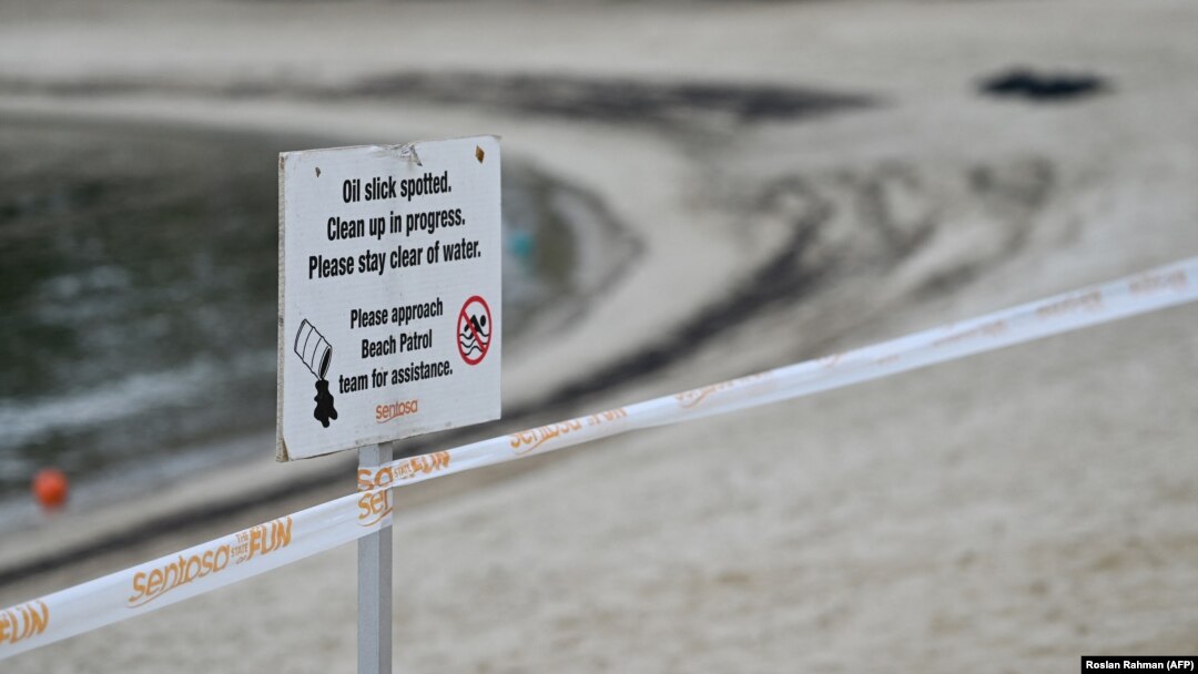 Pantai Siloso di Pulau Sentosa di Singapura ditutup karena tumpahan minyak di pelabuhan terdekat. (Foto: Roslan Rahman/AFP)