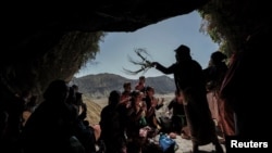 Umat ​​Hindu Tengger mengikuti "Mendhak Tirta", ritual penyucian untuk mengambil air suci dari gua Widodaren, menjelang festival Yadnya Kasada di Taman Nasional Bromo Tengger Semeru, Pasuruan, Jawa Timur, 19 Juni 2024. (REUTERS/Willy Kurniawan)
