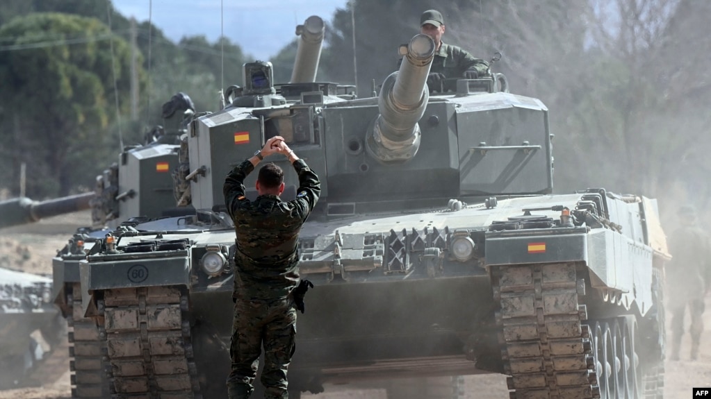 Тренування українських військових на важких танках Leopard-2. Фото: Oscar Del Pozo/AFP