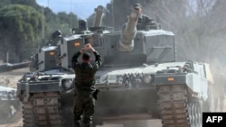Тренування українських військових на важких танках Leopard-2. Фото: Oscar Del Pozo/AFP