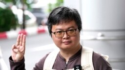 Arnon Nampa mengacungkan salam tiga jari sebagai simbol perlawanan saat tiba di Pengadilan Kriminal di Bangkok, Thailand, Selasa, 26 September 2023. (Foto: Sakchai Lalit/AP Photo)