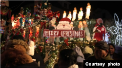 အမေရိကန်ပြည်ထောင်စု Christmas နဲ့ နှစ်သစ်ကူးအချိန်မှာ နေအိမ်တွေကို မီးရောင်တွေနဲ့ အလှဆင်ကြ (Photo: AFP)