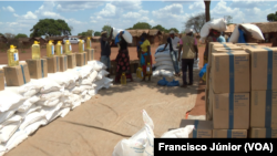 Deslocados recebem ajuda do Programa Mundial para a Alimentação em Chiúre, Cabo Delgado, Moçambique