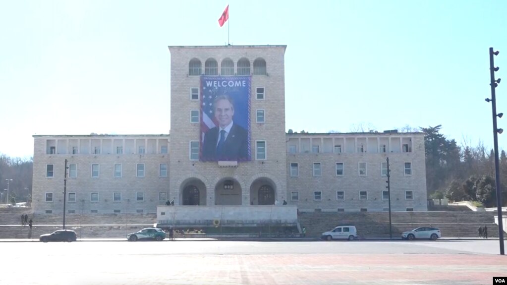 Tiranë, studiues e diplomatë komentojnë vizitën e Sekretarit Blinken në Shqipëri