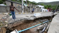 Warga setempat memeriksa saluran air yang rusak di Shooters Hill, Jamaika, setelah Badai Beryl melanda kawasan itu, Kamis 4 Juli 2024.