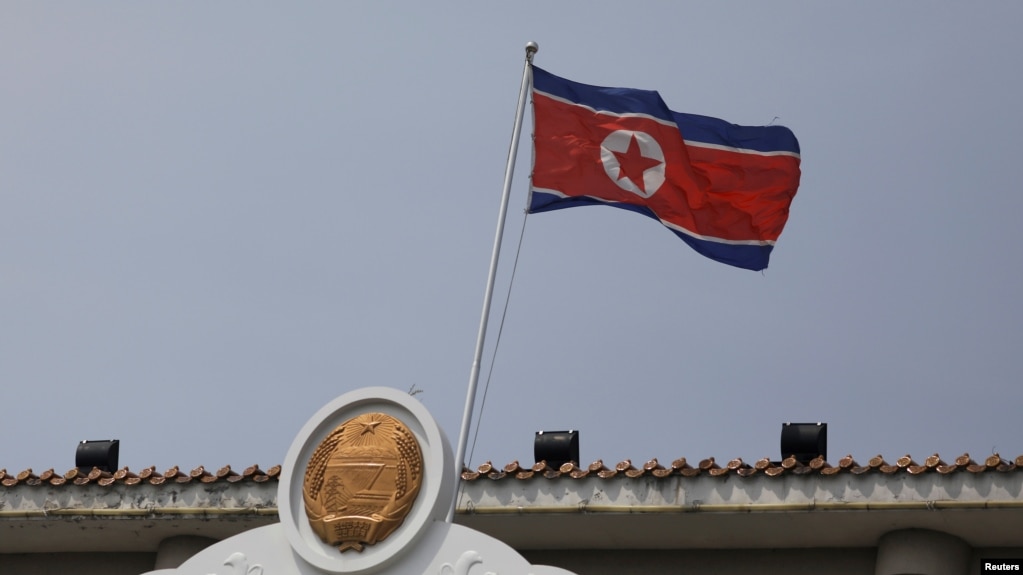 资料照：朝鲜国旗飘扬在驻中国辽宁省丹东领事馆楼顶。（2021年3月19日）(photo:VOA)