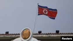 北韓國旗飄揚在駐中國遼寧省丹東領事館大樓頂。（路透社2021年3月19日）
