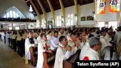 Imam Katolik menghadiri pentahbisan Paulus Budi Kleden sebagai Uskup Ende di Katedral Kristus Raja, NTT, Kamis, 22 Agustus 2024. (AP/Tatan Syuflana)