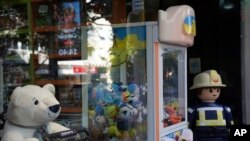 A claw machine stands at a toy store in Rio de Janeiro, Aug. 28, 2024. 