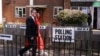 英国在野党工党领袖基尔·斯塔默和夫人维多利亚·斯塔默在大选期间走在伦敦的一处投票站外。(2024年7月4日)