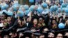 资料照片：2019年5月30日，哈佛大学肯尼迪政府学院的毕业生在毕业典礼上欢庆。（美联社照片）