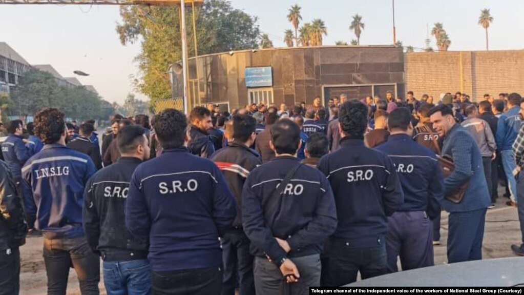 کارگران اعتصابی گروه ملی صنعتی فولاد ایران در اهواز