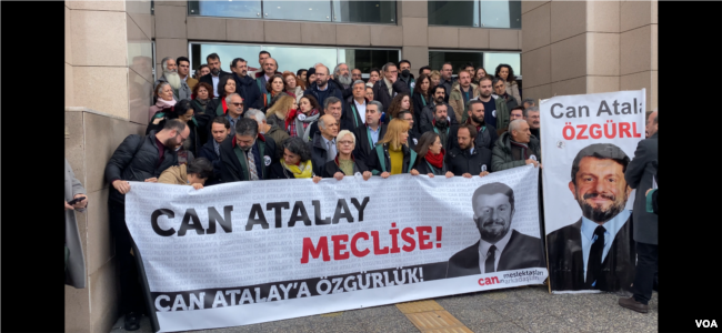 İstanbul Çağlayan’daki Adalet Sarayında Can Atalay'a destek için toplanıldı.