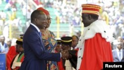 Rais Patrice Talon akipeana mkono na jaji baada ya kuapishwa kuwa rais Benin huko Cotonou, Benin, April 6 2016. Picha na Reuters 