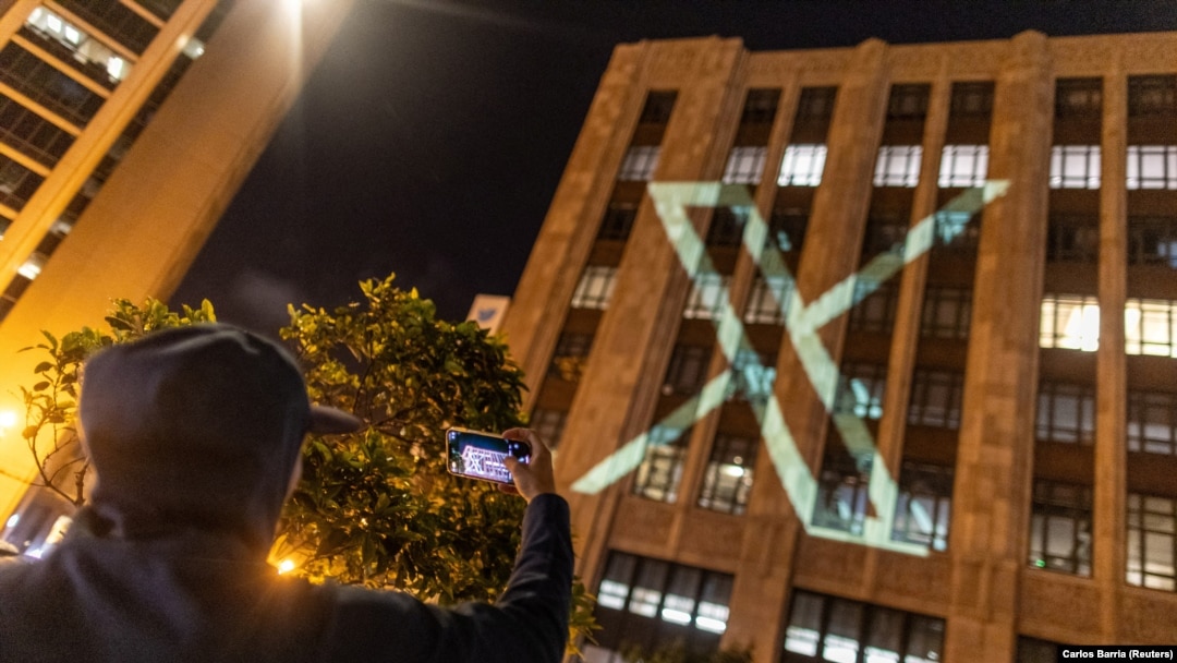 Logo baru Twitter terlihat di gedung kantor pusat perusahaan di pusat kota San Francisco, California, AS, 23 Juli 2023. (Foto: REUTERS/Carlos Barria)