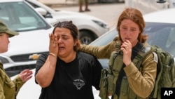 以色列与埃及边境发生致命枪击之后一名以色列军人在一个军事基地外面哭泣。（2023年6月3日）