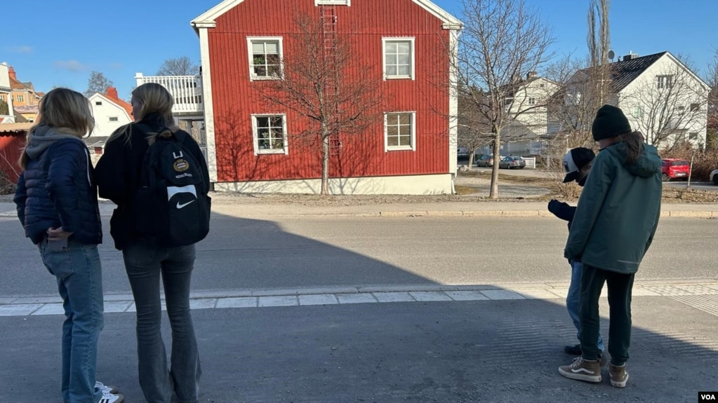 瑞典松兹瓦尔的学生在一边等公交车一边刷手机 - 沉迷TikTok为代表的社交媒体的欧洲下一代将被导向何方? (美国之音/郑土伦)