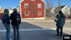 瑞典松茲瓦爾的學生在一邊等公車一邊刷手機- 沉迷TikTok為代表的社交媒體的歐洲下一代將被導向何方? (美國之音/鄭土倫)