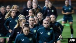 Para pemain timnas putri Irlandia berpartisipasi dalam sesi latihan di Leichhardt Oval di Sydney Rabu 19 Juli 2023, menjelang turnamen sepak bola Piala Dunia Putri. 