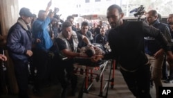 အစ္စရေးနဲ့ ဟာမတ်စ်စစ်ပွဲအတွင်း ဂါဇာကမ်းမြောင် Khan Younis မြို့ရှိ Nasser ဆေးရုံသို့ ဒဏ်ရာရသူပါလက်စတိုင်းများရောက်ရှိလာစဉ် (ဒီဇင်ဘာ ၁၇၊ ၂၀၂၃)