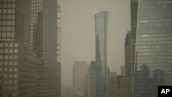 Asap menyelimuti area gedung-gedung pencakar langit di Manhattan, New York, pada 6 Juni 2023, akibat kebakaran hutan yang melanda wilayah Kanada. (Foto: AP/Patrick Sison)