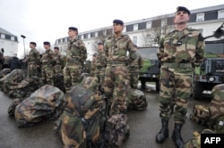 Tentara cadangan "Guepard" dari RIMA (Resimen Infantri Marinir) menghadiri pertemuan saat Menteri Pertahanan Prancis Jean-Yves Le Drian (tak terlihat) berkunjung di Vannes, 5 Februari 2013. (Frank PERRY / AFP)