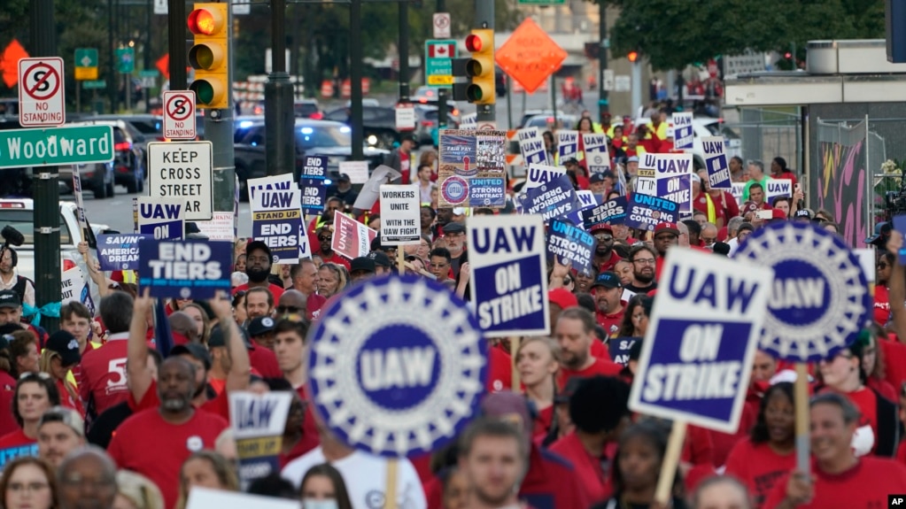 全美汽车工人联合会（UAW）2023年9月15日开始有史以来首次针对美国通用汽车（General Motors）、福特（Ford）以及吉普（Jeep）和克莱斯勒（Chrysler）的母公司斯特兰蒂斯（Stellantis）三大汽车制造商同步发动大罢工。(photo:VOA)
