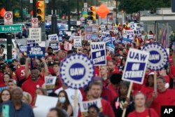 Aksi mogok serikat kerja United Auto Workers (UAW) di pusat kota Detroit, Jumat, 15 September 2023. (AP/Paul Sancya)