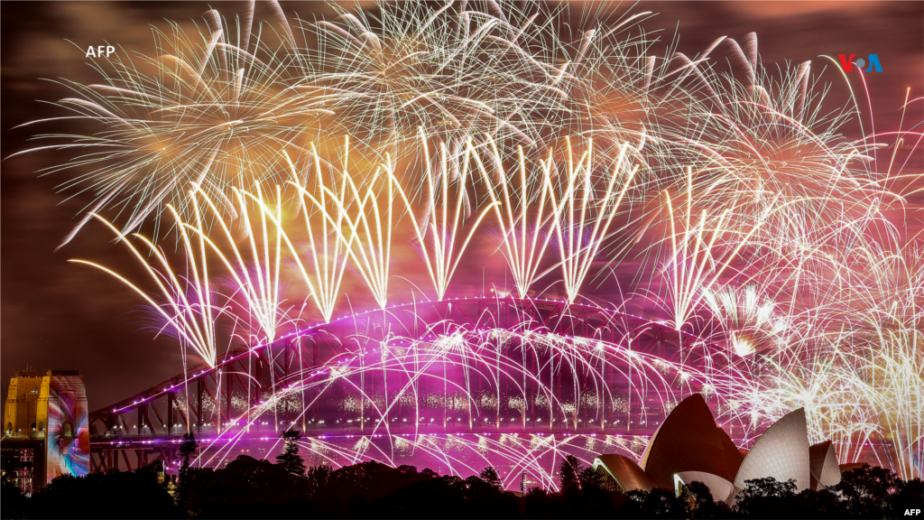 Desde Sydney, Australia: Fuegos artificiales explotan sobre el Puente del Puerto de Sídney y la Ópera de Sídney durante las celebraciones de Nochevieja el 1 de enero de 2024.