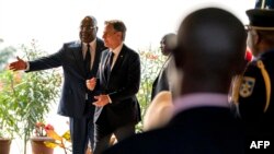 Secrétaire d'Etat ya Ekolo Amerika Antony Blinken (D) na mokonzi ya Ekolo Congo démocratique Félix Tshisekedi na cité ya Union africaine, Kinshasa, 9 sanza ya mwambe 2022.