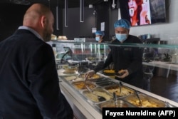 Seorang staf restoran menyiapkan makanan diet untuk seorang pelanggan di Riyadh pada 12 Februari 2023. (Foto: Fayez Nureldine/AFP)