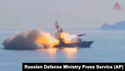 俄羅斯國防部發布照片顯示，一艘俄國軍艦在日本海發射了高超音速反艦導彈。（2023年3月28日）