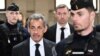 Mantan presiden Prancis Nicolas Sarkozy (C-L) tiba di gedung pengadilan di Paris untuk menghadiri sidang banding dalam kasus Bygmalion, 14 Februari 2024. (Bertrand GUAY / AFP)