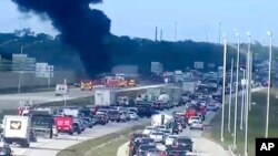 Gusti dim na autoputu pošto je mali avion udario u vozilo 9. februara 2024. (Florida DOT/The News-Press via AP)